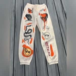 Streetwear sweatpants.